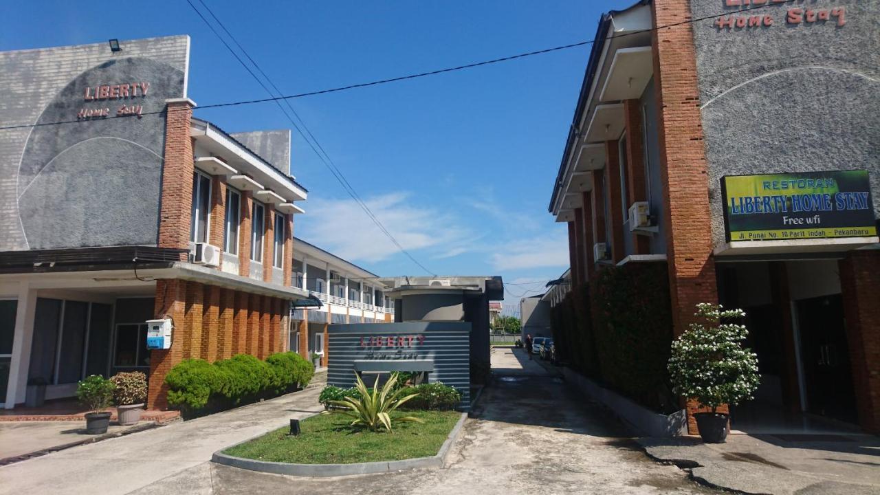 Liberty Homestay Parit  Exteriör bild